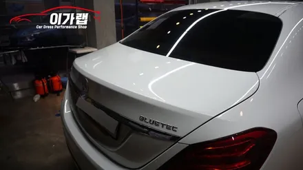 벤츠 C클래스 C220 루프스킨 에이버리블랙유광!! 화이트&블랙 의조합! 카본 스포일러 장착까지! 김포이가랩에서 ~ [김포랩핑][인천랩핑][일산랩핑][김포카스킨] / 경기 김포 통진