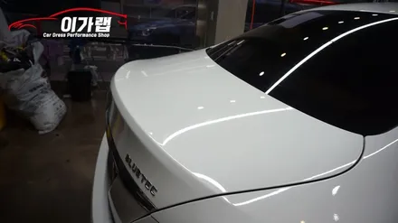 벤츠 C클래스 C220 루프스킨 에이버리블랙유광!! 화이트&블랙 의조합! 카본 스포일러 장착까지! 김포이가랩에서 ~ [김포랩핑][인천랩핑][일산랩핑][김포카스킨] / 경기 김포 통진