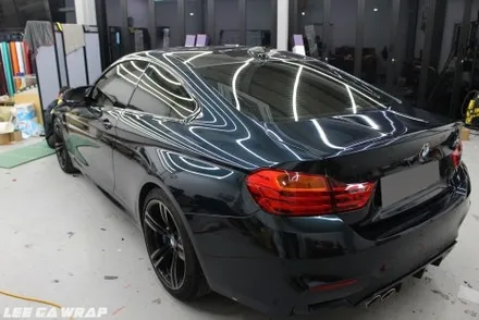 BMW M4 화이트색상이 싫으셔서 고광택필름으로 입고해주셨습니다. 고광택의 느낌한번 보시고 가실게요~ / 경기 김포 통진