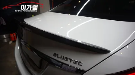 벤츠 C클래스 C220 루프스킨 에이버리블랙유광!! 화이트&블랙 의조합! 카본 스포일러 장착까지! 김포이가랩에서 ~ [김포랩핑][인천랩핑][일산랩핑][김포카스킨] / 경기 김포 통진