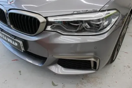 BMW 550D 전체랩핑 ! 랩핑 수명이 끝나서 고광택으로 재시공 입고해주셨습니다 . 포인트로 카본PPF 작업까지 한번에 ! / 경기 김포 통진