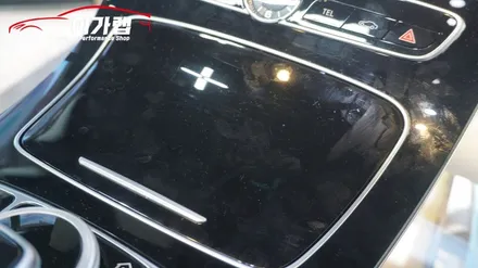 벤츠 E클래스 E220D 하이그로시 스크레치&지문자국을 없애다!3M1080 블랙브러쉬 실내랩핑 [김포랩핑][인천랩핑][일산랩핑][실내랩핑] 김포이가랩에서 !!! / 경기 김포 통진