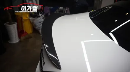 벤츠 C클래스 C220 루프스킨 에이버리블랙유광!! 화이트&블랙 의조합! 카본 스포일러 장착까지! 김포이가랩에서 ~ [김포랩핑][인천랩핑][일산랩핑][김포카스킨] / 경기 김포 통진
