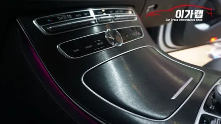벤츠 E클래스 E220D 하이그로시 스크레치&지문자국을 없애다!3M1080 블랙브러쉬 실내랩핑 [김포랩핑][인천랩핑][일산랩핑][실내랩핑] 김포이가랩에서 !!! / 경기 김포 통진