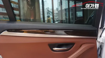 BMW520D F10 실내풀랩핑 우드에서 3M1080블랙브러쉬 결이 들어가있어 한층더 고급스러움!김포이가랩에서~[김포랩핑][일산랩핑][인천랩핑][김포카스킨] / 경기 김포 통진