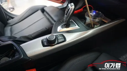 BMW 118D 실내 하이글로시에서 3M2080티타늄브러쉬 로 탈바꿈! 김포 이가랩 에서 [김포랩핑][실내랩핑][전체랩핑][김포랩핑샵] / 경기 김포 통진
