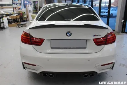 BMW M4 화이트색상이 싫으셔서 고광택필름으로 입고해주셨습니다. 고광택의 느낌한번 보시고 가실게요~ / 경기 김포 통진