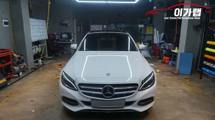 벤츠 C클래스 C220 루프스킨 에이버리블랙유광!! 화이트&블랙 의조합! 카본 스포일러 장착까지! 김포이가랩에서 ~ [김포랩핑][인천랩핑][일산랩핑][김포카스킨] / 경기 김포 통진