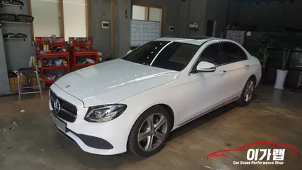 벤츠 E클래스 E220D 하이그로시 스크레치&지문자국을 없애다!3M1080 블랙브러쉬 실내랩핑 [김포랩핑][인천랩핑][일산랩핑][실내랩핑] 김포이가랩에서 !!! / 경기 김포 통진