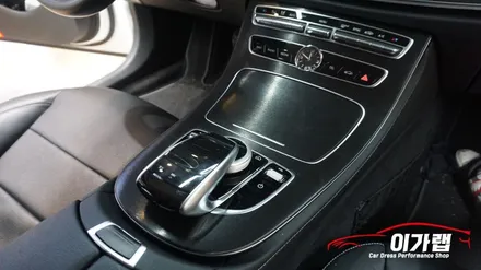 벤츠 E클래스 E220D 하이그로시 스크레치&지문자국을 없애다!3M1080 블랙브러쉬 실내랩핑 [김포랩핑][인천랩핑][일산랩핑][실내랩핑] 김포이가랩에서 !!! / 경기 김포 통진