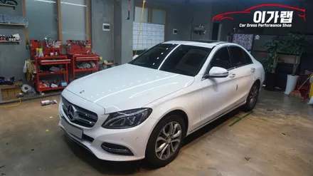벤츠 C클래스 C220 루프스킨 에이버리블랙유광!! 화이트&블랙 의조합! 카본 스포일러 장착까지! 김포이가랩에서 ~ [김포랩핑][인천랩핑][일산랩핑][김포카스킨] / 경기 김포 통진