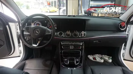 벤츠 E클래스 E220D 하이그로시 스크레치&지문자국을 없애다!3M1080 블랙브러쉬 실내랩핑 [김포랩핑][인천랩핑][일산랩핑][실내랩핑] 김포이가랩에서 !!! / 경기 김포 통진