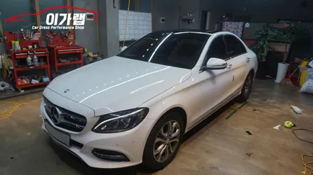 벤츠 C클래스 C220 루프스킨 에이버리블랙유광!! 화이트&블랙 의조합! 카본 스포일러 장착까지! 김포이가랩에서 ~ [김포랩핑][인천랩핑][일산랩핑][김포카스킨] / 경기 김포 통진