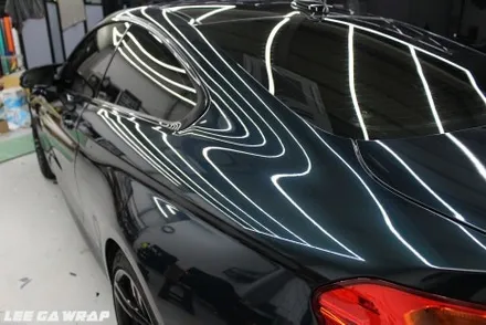 BMW M4 화이트색상이 싫으셔서 고광택필름으로 입고해주셨습니다. 고광택의 느낌한번 보시고 가실게요~ / 경기 김포 통진