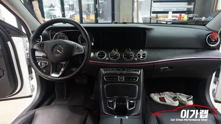 벤츠 E클래스 E220D 하이그로시 스크레치&지문자국을 없애다!3M1080 블랙브러쉬 실내랩핑 [김포랩핑][인천랩핑][일산랩핑][실내랩핑] 김포이가랩에서 !!! / 경기 김포 통진