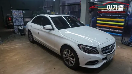 벤츠 C클래스 C220 루프스킨 에이버리블랙유광!! 화이트&블랙 의조합! 카본 스포일러 장착까지! 김포이가랩에서 ~ [김포랩핑][인천랩핑][일산랩핑][김포카스킨] / 경기 김포 통진