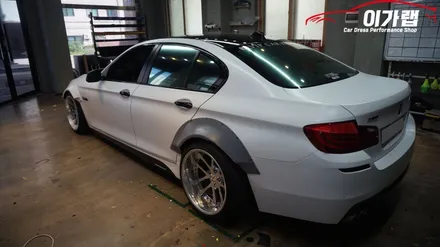 BMW 520D 풀튜닝차량 사틴화이트에서 블랙유광으로 ! 3M2080 김포 이가랩 에서 [김포랩핑][전체랩핑][포인트랩핑][리얼카본랩핑][래핑] / 경기 김포 통진