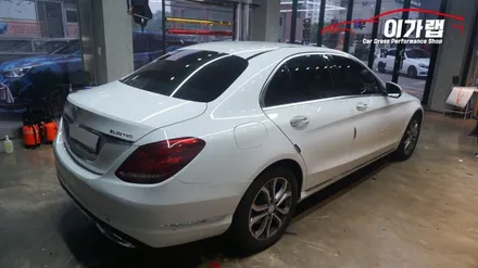 벤츠 C클래스 C220 루프스킨 에이버리블랙유광!! 화이트&블랙 의조합! 카본 스포일러 장착까지! 김포이가랩에서 ~ [김포랩핑][인천랩핑][일산랩핑][김포카스킨] / 경기 김포 통진