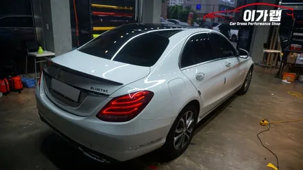 벤츠 C클래스 C220 루프스킨 에이버리블랙유광!! 화이트&블랙 의조합! 카본 스포일러 장착까지! 김포이가랩에서 ~ [김포랩핑][인천랩핑][일산랩핑][김포카스킨] / 경기 김포 통진