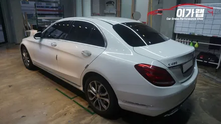 벤츠 C클래스 C220 루프스킨 에이버리블랙유광!! 화이트&블랙 의조합! 카본 스포일러 장착까지! 김포이가랩에서 ~ [김포랩핑][인천랩핑][일산랩핑][김포카스킨] / 경기 김포 통진