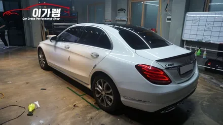 벤츠 C클래스 C220 루프스킨 에이버리블랙유광!! 화이트&블랙 의조합! 카본 스포일러 장착까지! 김포이가랩에서 ~ [김포랩핑][인천랩핑][일산랩핑][김포카스킨] / 경기 김포 통진