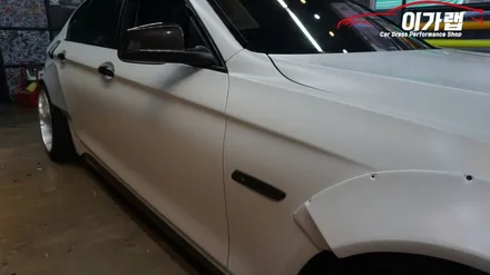 BMW 520D 풀튜닝차량 사틴화이트에서 블랙유광으로 ! 3M2080 김포 이가랩 에서 [김포랩핑][전체랩핑][포인트랩핑][리얼카본랩핑][래핑] / 경기 김포 통진