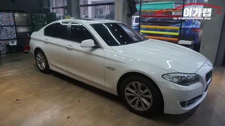 BMW520D F10 실내풀랩핑 우드에서 3M1080블랙브러쉬 결이 들어가있어 한층더 고급스러움!김포이가랩에서~[김포랩핑][일산랩핑][인천랩핑][김포카스킨] / 경기 김포 통진