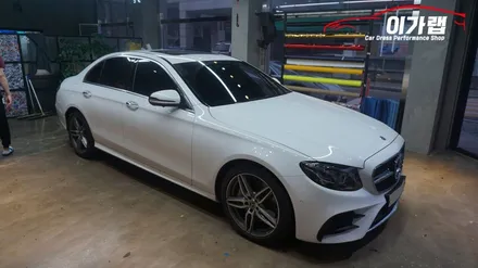 벤츠 E클래스 E300 AMG라인 루프스킨 에이버리블랙 유광 김포이가랩에서~![김포랩핑][인천랩핑][일산랩핑][김포카스킨]랩핑전문점 / 경기 김포 통진