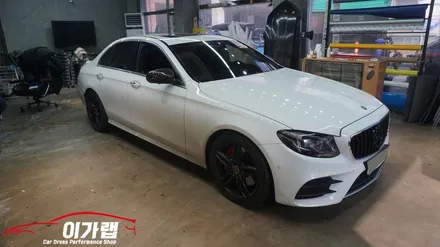 벤츠 E300 화이트엔 루프스킨 필수! 신차 생활보호PPF 역시! 포인트랩핑 이가랩 에서 / 경기 김포 통진