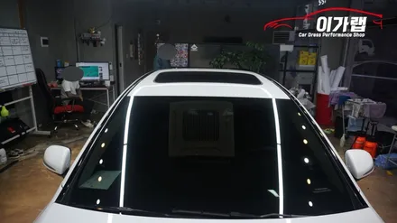 벤츠 C클래스 C220 루프스킨 에이버리블랙유광!! 화이트&블랙 의조합! 카본 스포일러 장착까지! 김포이가랩에서 ~ [김포랩핑][인천랩핑][일산랩핑][김포카스킨] / 경기 김포 통진