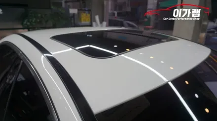 벤츠 C클래스 C220 루프스킨 에이버리블랙유광!! 화이트&블랙 의조합! 카본 스포일러 장착까지! 김포이가랩에서 ~ [김포랩핑][인천랩핑][일산랩핑][김포카스킨] / 경기 김포 통진