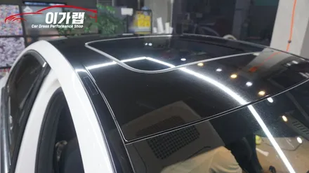 벤츠 C클래스 C220 루프스킨 에이버리블랙유광!! 화이트&블랙 의조합! 카본 스포일러 장착까지! 김포이가랩에서 ~ [김포랩핑][인천랩핑][일산랩핑][김포카스킨] / 경기 김포 통진