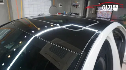 벤츠 C클래스 C220 루프스킨 에이버리블랙유광!! 화이트&블랙 의조합! 카본 스포일러 장착까지! 김포이가랩에서 ~ [김포랩핑][인천랩핑][일산랩핑][김포카스킨] / 경기 김포 통진