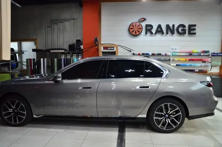 대전 카스킨 + 오렌지 카스킨 + BMW + G70 740i + 듀오톤 시공 + BBWRAP PET Piano Black RF002 / 대전 유성구 원신흥동