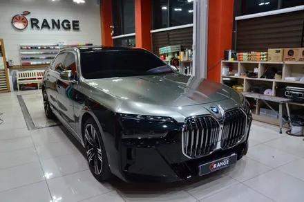 대전 카스킨 + 오렌지 카스킨 + BMW + G70 740i + 상단 듀오톤 시공 + AX Film AVENTURINE GREEN XPE6540 / 대전 유성구 원신흥동
