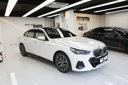 bmw G60 520i 솔라가드 보그 썬팅 헬로오토 에서 했어요.