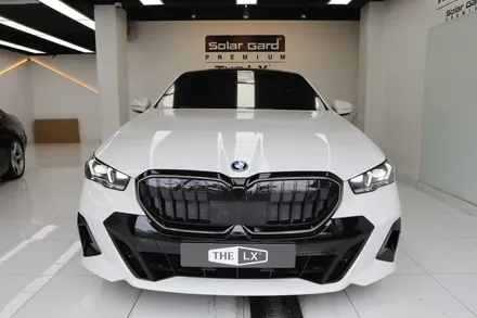 BMW 5시리즈 i5 그릴 랩핑(아이코닉 글로우)했어요.