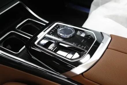 솔라가드 LX 입은 BMW 기함 740i 모습 살펴보기