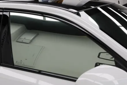 bmw G60 520i 솔라가드 보그 썬팅 헬로오토 에서 했어요.