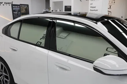 bmw G60 520i 솔라가드 보그 썬팅 헬로오토 에서 했어요.