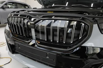 BMW i5 키드니그릴 랩핑 아이코닉글로우 크롬죽이기 작업