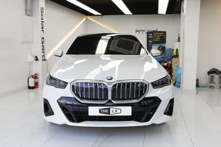 bmw G60 520i 솔라가드 보그 썬팅 헬로오토 에서 했어요.