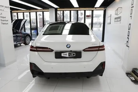 bmw G60 520i 솔라가드 보그 썬팅 헬로오토 에서 했어요.