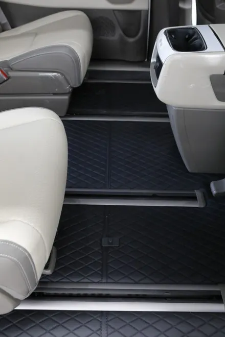 카니발 7인승 아웃도어 바닥 시공 모빌하임 모노륨매트 깨끗하고 먼지 없는 실내