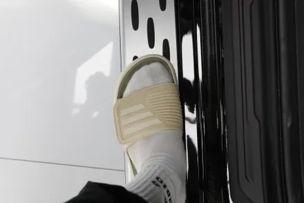 인천 카니발 하이브리드 순정 사이드스텝 장착으로 편안하게 타고 내려요.
