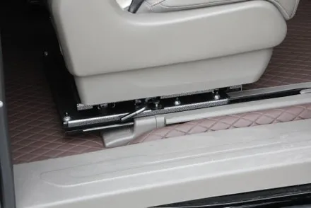 서초동 카니발 침대 시트 차박 캠핑의 끝판왕 회전 레일까지 더욱 완벽하게 설치했어요.(헬로오토)