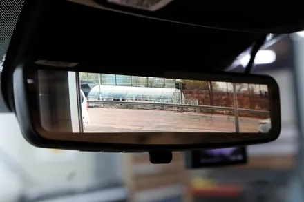 카니발 디지털룸미러 순정 옵션? 알파드에도 시공하는 원테이크 센터 미러 설치하고 안전한 후방 시야 확보하세요.