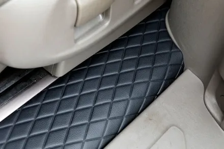 4세대 카니발 7인승 모노륨 매트 시공 꼭 해야 하는 실내 작업은 어디에서 하느냐가 중요합니다.