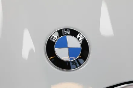 bmw G60 520i 솔라가드 보그 썬팅 헬로오토 에서 했어요.