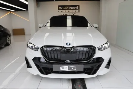 BMW 5시리즈 i5 그릴 랩핑(아이코닉 글로우)했어요.